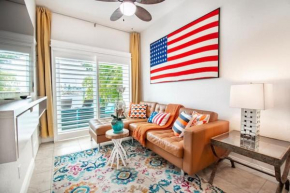 BEAUTIFUL WATERFRONT SUITE 5 min WALK TO THE BEACH IN THE HEART OF JOHN'S PASS VILLAGE, St Pete Beach
